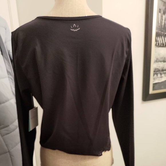 Cruz Scalloped Long-Sleeve Activewear Crop Top - Picture 6 of 6
